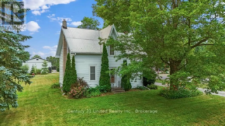 Our newest project in beautiful Scugog. Owners are planning to renovate the upstairs and main floor to have more open space. 

Then next year, they're planning a new addition off the back of the house. 

Stay tuned! 
This one is going to be fun.